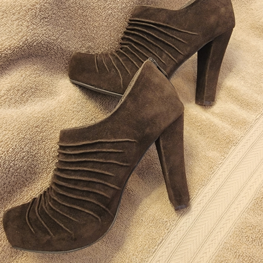 Gomax size 8 1/2 Brown Suede Dayna Booties